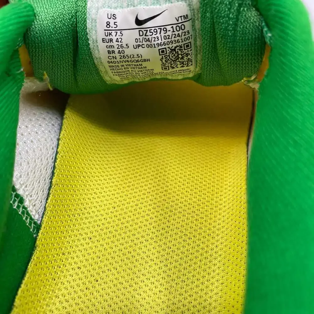 Nike UO Ducks Yellow Green Athletic Sneakers | Size 8.5